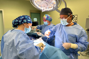 L'equip de quiròfan realitzant la cirurgia amb el nou sistema