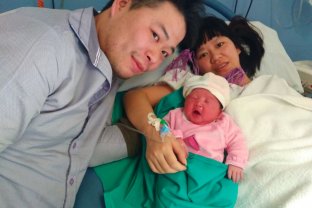 La Xi Chen amb els seus pares poc després de néixer