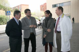 El consejero y la alcaldesa, en el centro, con Josep Maria Cortès, presidente del Patronato de la FHES, a la izquierda, y Vicenç Perelló, director gerente, a la derecha