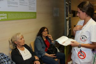 Estudiants del Grau d'Infermeria van explicar als usuaris els beneficis que comporta deixar de fumar