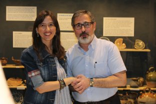 La alcaldesa, Núria Parlon, y el presidente del Patronato de la FHES, Josep M Cortès, firmaron el convenio en el acto de inauguración de la exposición del Centenario del Hospital