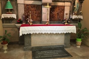 Nova ubicació de la tomba de Mossèn Josep Pons i Rabadà, a la Parròquia de Sant Adrià.
