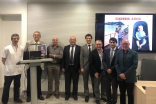 El Dr. José Aragón, primero por la derecha, asistió a la lectura de la tesis del Dr. Iker Iriberri, cuarto por la derecha.