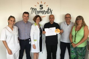 Responsables de la FHES y ARCASA recogieron la acreditación AMED entregada por la Agencia de Salud Pública de Cataluña.