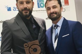 Víctor Armenta, Jefe de gestión de registros asistenciales, recogió el premio.