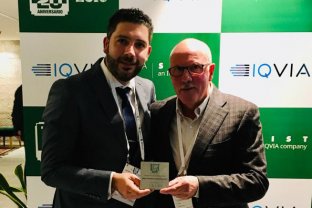 El jefe de Servicio de COT, el Dr. José Aragón, y el Jefe de Gestión de Registros Asistenciales, el Sr. Víctor Armenta, asistieron a la entrega de premios.