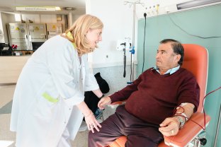 Una infermera de la FHES con un paciente en Hospital de Día
