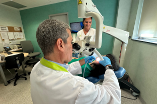 El Dr. Diez visitant a un pacient a consultes externes amb el nou equipament