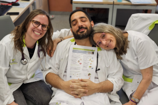 Profesionales de la FHES con la hoja informativa "Dormir bien para vivir mejor"