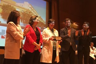 La Dra. Sílvia Coll recogió la placa en representación del Hospital