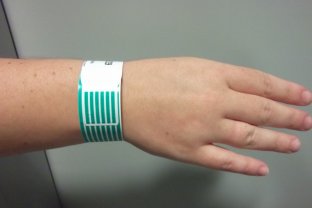 El brazalete identificador es indispensable para evitar errores en la identificación del paciente.