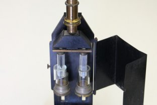 Colorímetre inclòs en l’exposició, utilitzat abans de la Guerra Civil per mesurar les components d'una radiació lluminosa i, per tant, la concentració d'una solució,