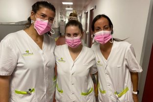 Los profesionales se han puesto una mascarilla rosa como muestra de solidaridad con las pacientes