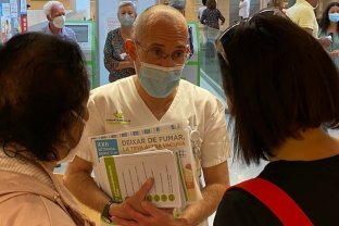 S'han repartit díptics entre els usuaris del centre sanitari amb consells pràctics per deixar de fumar