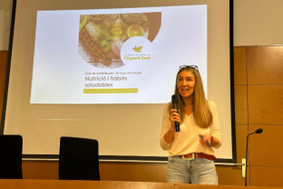 La nostra infermera especialista en pacients crònics i referent en educació sanitària, Rosario Cabello a la xerrada d'hàbits saludables