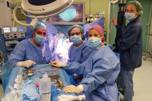 El dr. Sergi Bernal colabora con el equipo de urología de la FHES