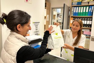 Cada mes es donen unes 500 bosses de plàstic en les dispensacions de medicaments a pacients