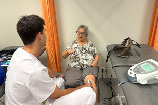 Un fisioterapeuta de la FHES amb una pacient