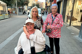 Una de les voluntàries amb una pacient i un familiar