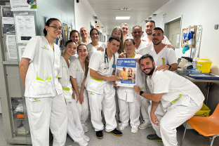 Professionals d'urgències amb el cartell del Departament de Salut de la campanya "Inhala vida"