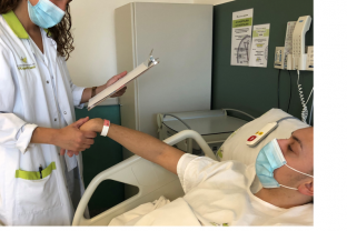 La verificación de los datos en el brazalete identificador es un gesto fácil e imprescindible antes de cualquier procedimiento