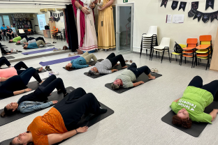 La Dra. Lleberia enseñando a las asistentes a hacer ejercicios de suelo pélvico