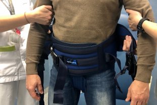 El cinturó millora la seguretat del pacient, evitant caigudes en moure'l del llit a la butaca.
