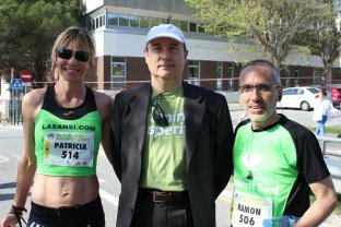 Patricia Fernández y Ramón Sanz, los ganadores, con Vicenç Perelló, Director Gerente de la FHES