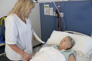 Los pacientes valoran muy positivamente el trato de los médicos y las enfermeras del área de hospitalización.