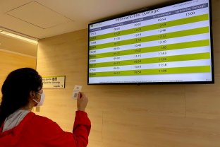 La información sobre la evolución del proceso quirúrgico aporta tranquilidad a los acompañantes durante la espera.