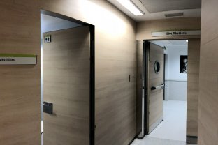 Los acompañantes dispondrán de un vestuario en la entrada del Servicio.