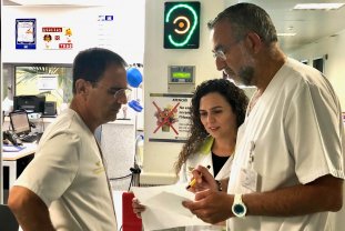 Un dispositiu lluminós en forma d'orella informa del nivell de soroll  en cada moment al control de la Planta 2B.