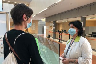 Rentar-se les mans o dur mascareta, mesures obligatòries per accedir a l'Hospital.