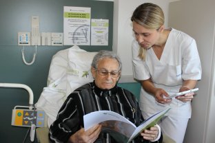 L’equip de dietistes pren nota cada dia de la comanda dels usuaris hospitalitzats.