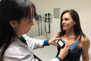 El médico de familia del CAP fotografía las lesiones de la piel sobre las que tiene alguna duda y las envía a los dermatólogos del Hospital.