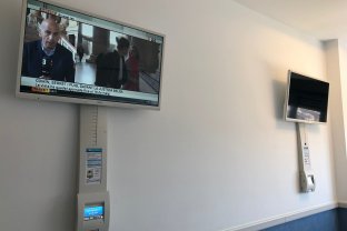 Les habitacions disposen de canals gratuïts de televisió on també s'emeten consells de salut i informació sobre seguretat del pacient.