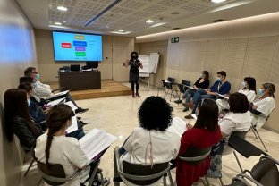 Gemma Prats, psicólogay formadora, en una de las sesiones de "Vitaminas".