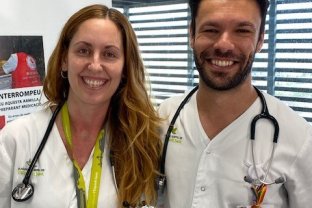 La Dra, Becerra y el Dr. Mandis son residentes de Medicina Interna