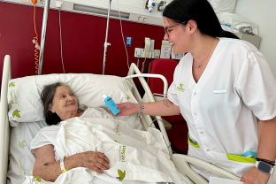 Una professional membre del GT Higiene de mans repartint un gel hidroalcohòlic