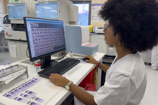 Una técnica del laboratorio de la FHES