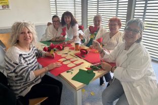 Un grupo de voluntarias haciendo rosas manuales