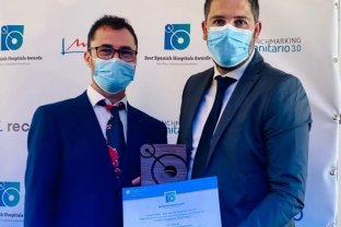 El Sr. Víctor Armenta ha recogido el premio de manos de Toni Hidalgo, CEO de la consultora Higia Benchmarking y director de los premios