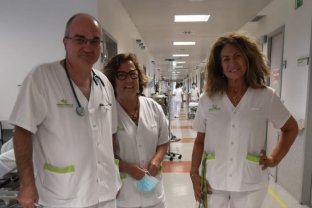 El Dr, Smithson, la Dra. Adrian i Josefa Marrón son los referentes del programa urgencias VIHgila de la FHES