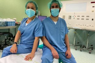 La nueva indumentaria es más ligera que la anterior y está hecha de microfibra, un tejido barrera en la penetración de bacterias.