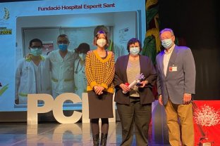 La infermera, Montse Fernández, recogió el premio en representación de todos los profesionales