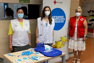 Voluntarios informan sobre le programa en el hospital