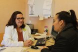 Núria Gondón, psicòloga responsable del servei, amb una pacient en una de les primeres consultes.