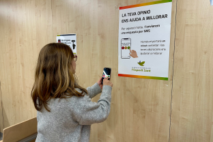 Una pacient responent una enquesta de satisfacció rebuda per SMS