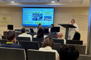La enfermera Siliva Peñuelas ha hacer una presentación sobre el éxito de la simulación como herramienta de formación