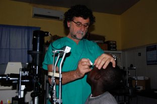 El Hospital ha donado instrumental que ya se tenía que sustituir, pero que puede ser de mucha utilidad en el centro africano.